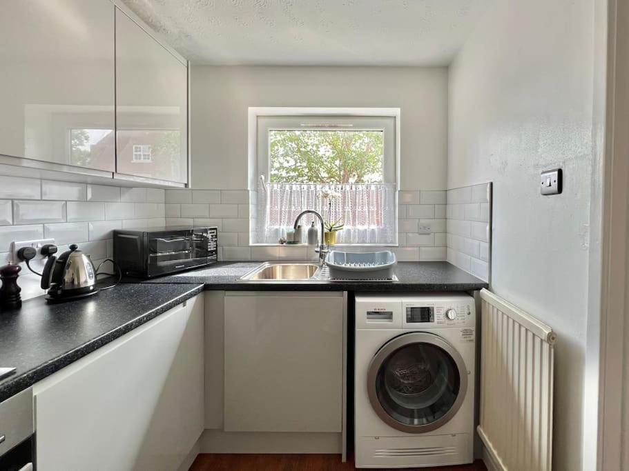 Cozy 2 Bed Townhouse Close To Walls