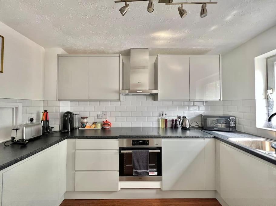 Cozy 2 Bed Townhouse Close To Walls Holiday home *